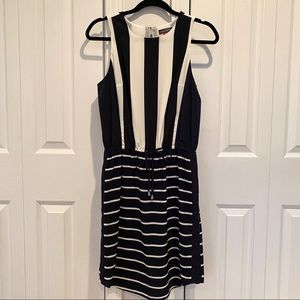 EUC Vince Camuto size 4 Navy & White Striped Dress